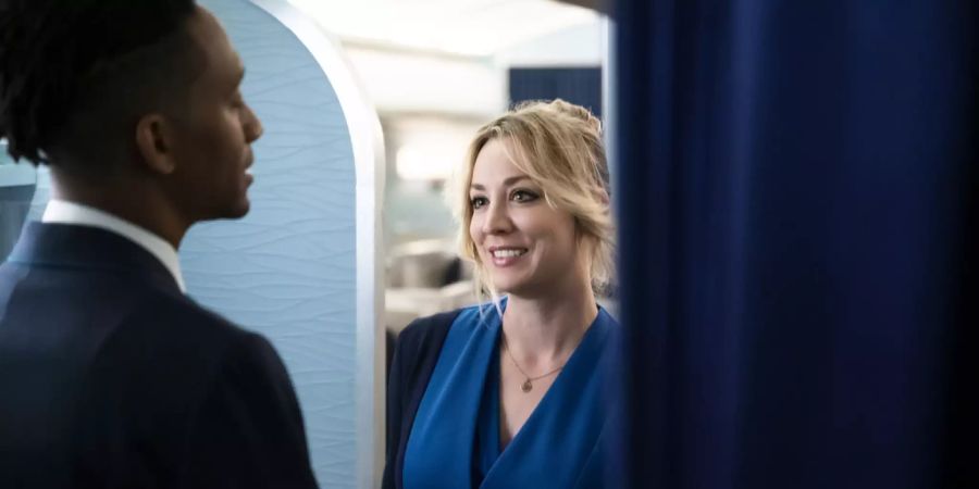 Kaley Cuoco und Griffin Matthews in «The Flight Attendant»