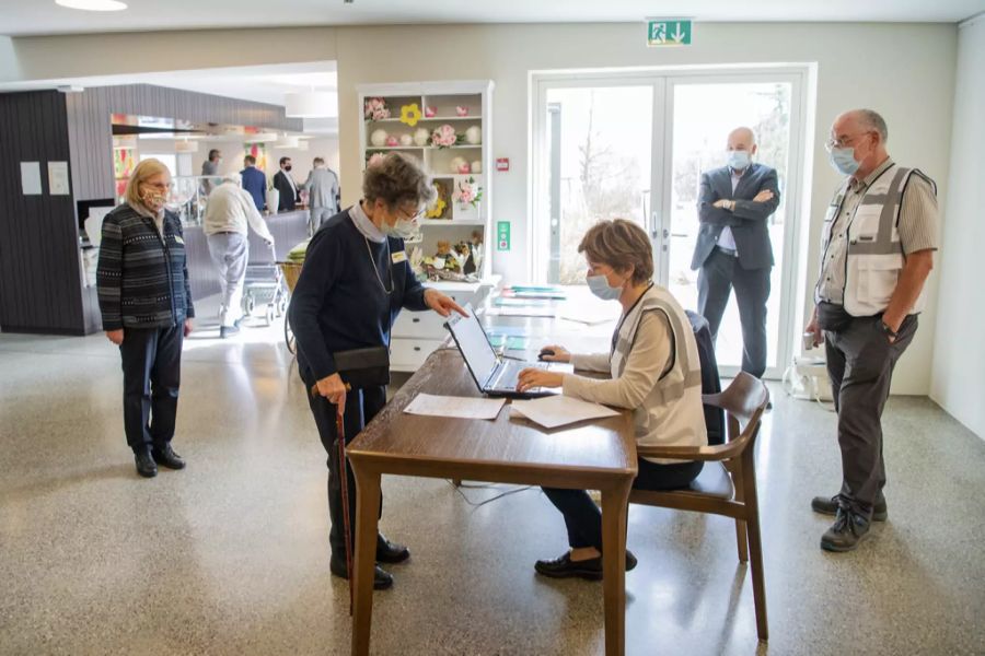 Die Kantone setzten auf bewährte Strategien wie mobile Impfteams in Pflegeheimen, wie auf dem Bild im Kanton Aargau zu sehen. (Archivbild)