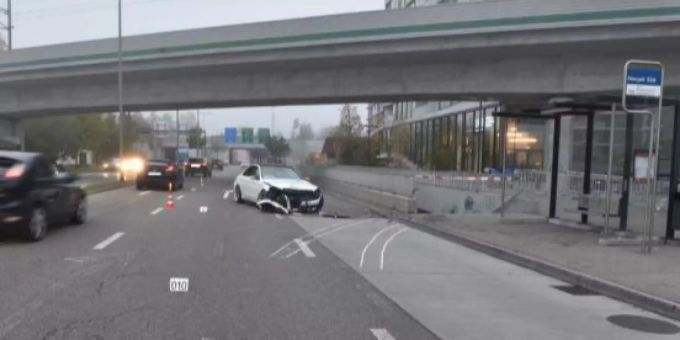 Bei einem Selbstunfall mit einem Personenwagen ist am Mittwochmorgen (27.10.2021) in Dübendorf erheblicher Sachschaden entstanden. Verletzt worden ist niemand. dübendorf