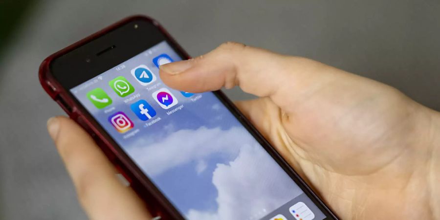 Eine wachsende Zahl von Schweizerinnen und Schweizer will das Smartphone länger nutzen. Das zeigt eine Studie des Vergleichsdienstes Comparis. (Archivbild)