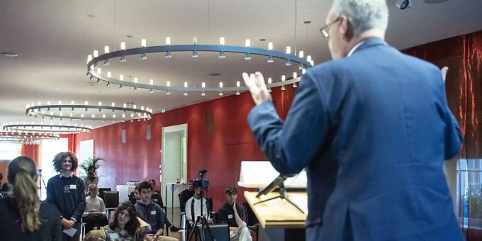 Bundespräsident Guy Parmelin beantwortet im Bernerhof in Bern zwölf Fragen von Jugendlichen des Dachverbandes Jugendparlamente Schweiz. Bundespräsident Guy Parmelin beantwortet im Bernerhof in Bern zwölf Fragen von Jugendlichen des Dachverbandes Jugendparlamente Schweiz.