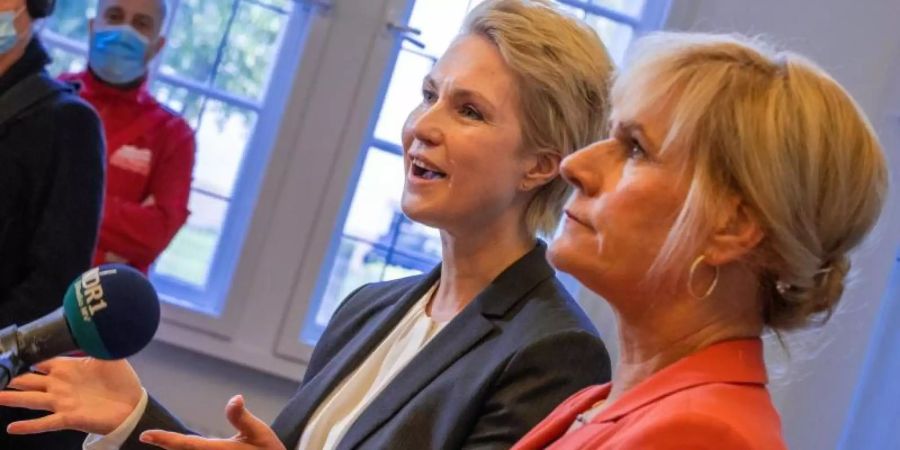 Manuela Schwesig (SPD, links), die Ministerpräsidentin von Mecklenburg-Vorpommern, und Simone Oldenburg, die Fraktionschefin der Linken im Landtag. Foto: Jens Büttner/dpa-Zentralbild/dpa