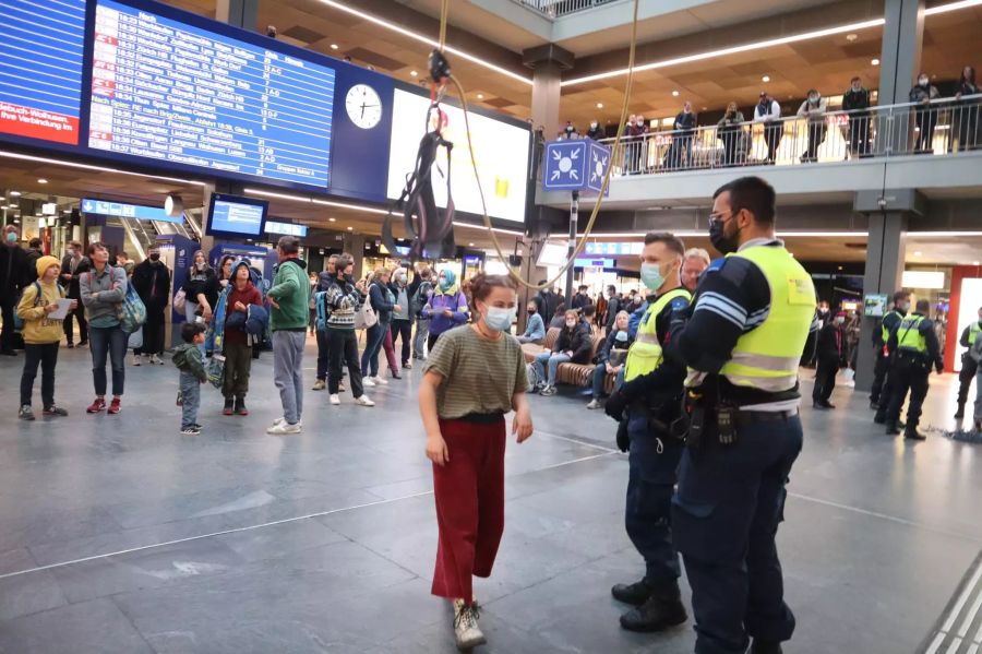 Eine Demonstrantin wird von der Security angehalten.