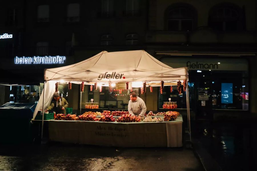 Die Geschäfte sind noch dunkel; der gemeine Berner weiss aber: Zwiebeln gibt es bereits zu kaufen.