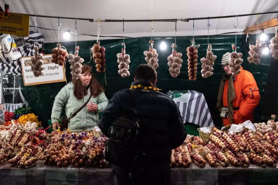 Zwiebelzöpfe hängen an einem Stand am Zibelemärit heute Morgen in Bern.