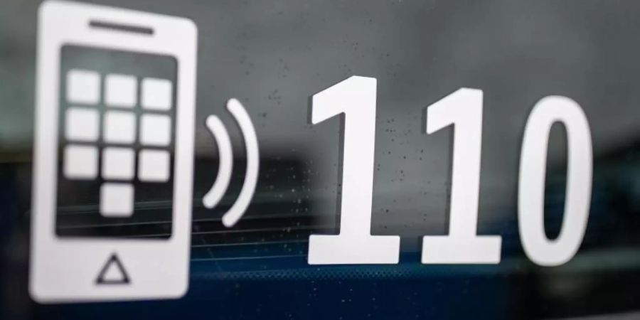 Unter dem Hastag #Polizei110 läuft ein bundesweiter Twitter-Marathon der Polizei. Foto: Daniel Karmann/dpa