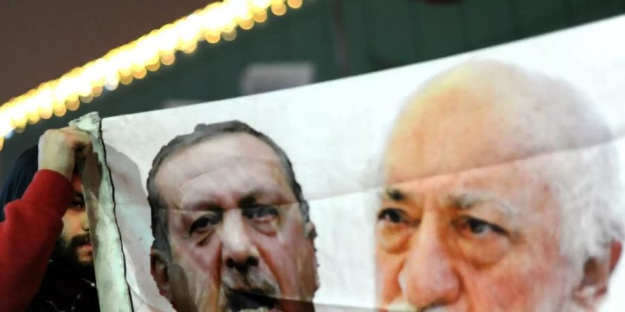 Porträts von Erdogan (l.) und Gülen