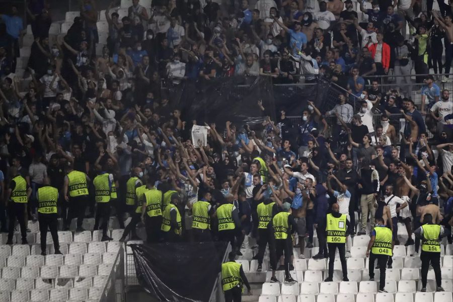 Zuvor hatten die Sicherheitskräfte im Stadion nur mit Mühe für Ordnung sorgen können.