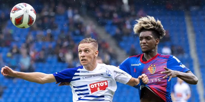 Nikola Cumic (FC Luzern) im Kampf um den Ball gegen Andy Pelmard (FC Basel). FC Basel FC Luzern