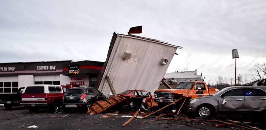 Bilder und Videos in Online-Netzwerken zeigten vom Sturm zerstörte Gebäude sowie auf den Straßen liegende Bäume und Ziegelsteine.