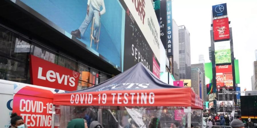 Corona-Tests am New Yorker Times Square