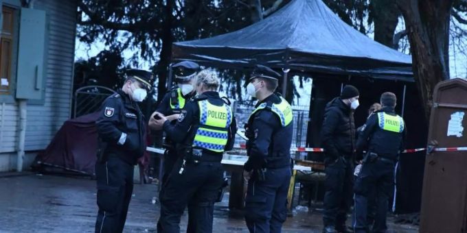 Einsatzkräfte der Polizei stehen vor dem Gebäude der Drogenberatung in Hamburg. Foto: Tiedemann/vifogra/dpa Einsatzkräfte der Polizei stehen vor dem Gebäude der Drogenberatung in Hamburg. Foto: Tiedemann/vifogra/dpa