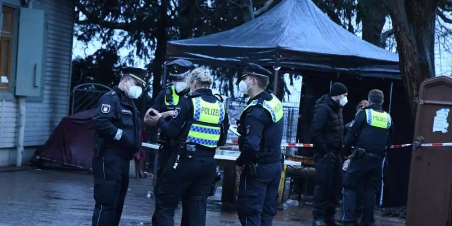 Einsatzkräfte der Polizei stehen vor dem Gebäude der Drogenberatung in Hamburg. Foto: Tiedemann/vifogra/dpa
