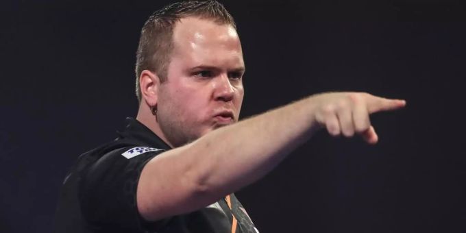 Dirk van Duijvenbode aus den Niederlanden ist mit Mühe bei der Darts-WM eine Runde weitergekommen. Foto: Kieran Cleeves/PA Wire/dpa Dirk van Duijvenbode aus den Niederlanden ist mit Mühe bei der Darts-WM eine Runde weitergekommen. Foto: Kieran Cleeves/PA Wire/dpa