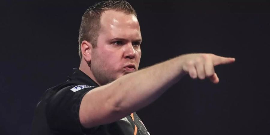 Dirk van Duijvenbode aus den Niederlanden ist mit Mühe bei der Darts-WM eine Runde weitergekommen. Foto: Kieran Cleeves/PA Wire/dpa
