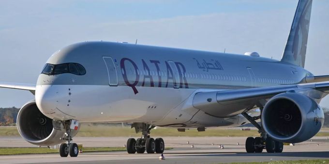Ein Airbus A350 der Qatar Airways auf dem Rollfeld. qatar airwaysairbus a350