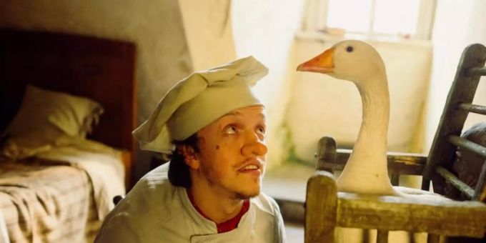 Inmitten seiner ärmlichen Kammer kniet Zwerg Nase (Mick Mehnert) vor einem Holzkäfig, aus dem die Gans Mimi hinausschaut. Foto: Jan Hromadko/ZDF/dpa Inmitten seiner ärmlichen Kammer kniet Zwerg Nase (Mick Mehnert) vor einem Holzkäfig, aus dem die Gans Mimi hinausschaut. Foto: Jan Hromadko/ZDF/dpa
