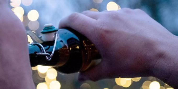 Fast jeder fünfte Mann geht davon aus, dass er an den Feiertagen mehr Alkohol trinken wird als sonst. Das ergab eine Insa-Umfrage. Foto: Caroline Seidel/dpa Fast jeder fünfte Mann geht davon aus, dass er an den Feiertagen mehr Alkohol trinken wird als sonst. Das ergab eine Insa-Umfrage. Foto: Caroline Seidel/dpa