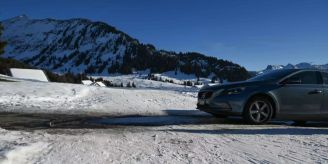 Amden SG - Kollision zwischen Auto und Kind auf Skiern