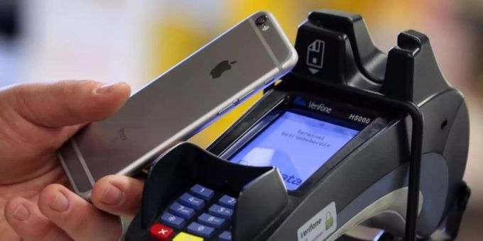 Nur eine Minderheit nutzt das Smartphone zum Bezahlen. Foto: Karl-Josef Hildenbrand/dpa/Illustration Nur eine Minderheit nutzt das Smartphone zum Bezahlen. Foto: Karl-Josef Hildenbrand/dpa/Illustration