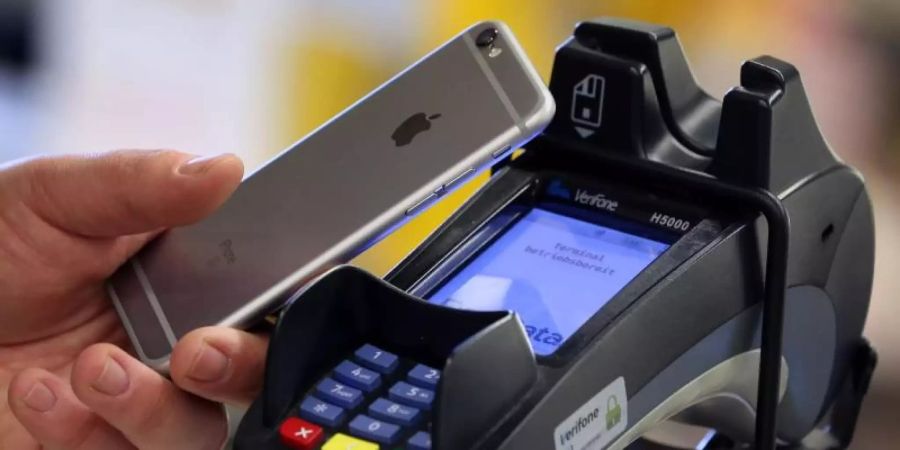 Nur eine Minderheit nutzt das Smartphone zum Bezahlen. Foto: Karl-Josef Hildenbrand/dpa/Illustration