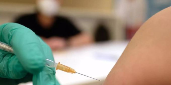 Ein Mädchen wird gegen das Coronavirus geimpft. (Archivbild). Foto: Sebastian Willnow/dpa-Zentralbild/dpa Ein Mädchen wird gegen das Coronavirus geimpft. (Archivbild). Foto: Sebastian Willnow/dpa-Zentralbild/dpa
