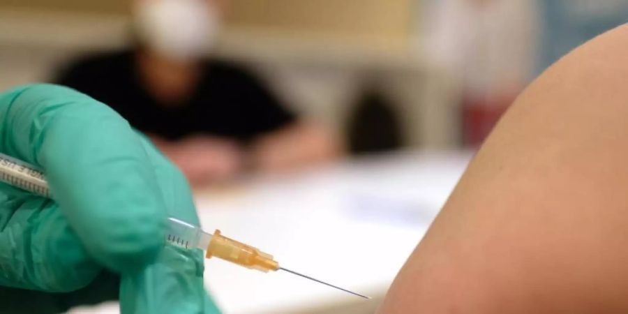 Ein Mädchen wird gegen das Coronavirus geimpft. (Archivbild). Foto: Sebastian Willnow/dpa-Zentralbild/dpa