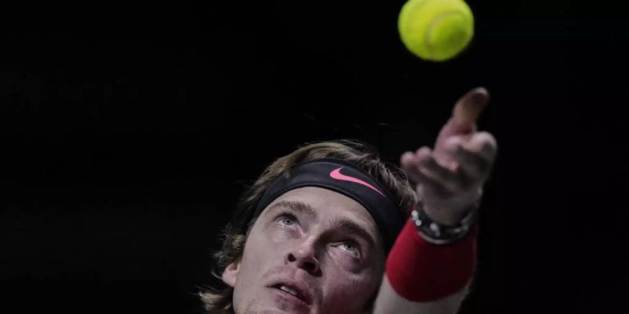 Der russische Tennisprofi ist positiv auf das Coronavirus getestet worden. Foto: Bernat Armangue/AP/dpa