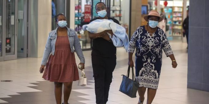 Auch in Südafrika gilt in den Läden eine Maskenpflicht.