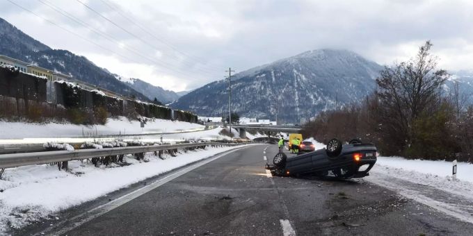 Die beiden Autolenker wurden leicht verletzt. Unfall