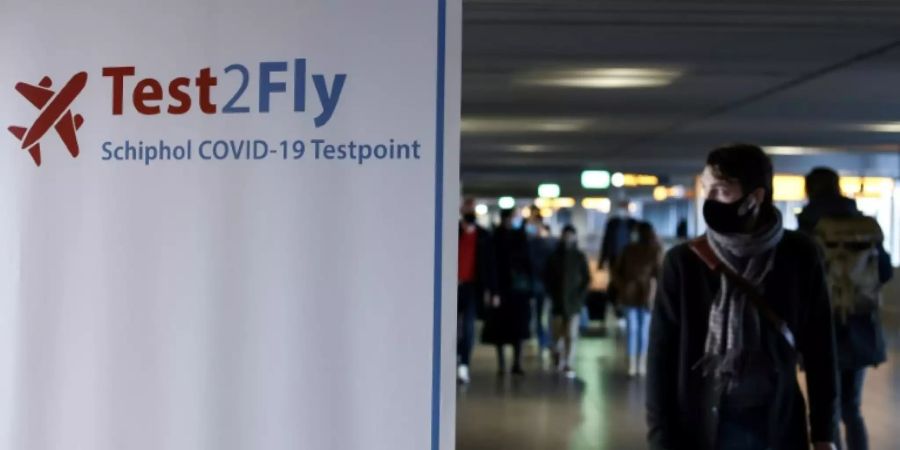 Passagier am Amsterdamer Flughafen Schiphol