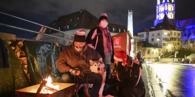 Fast jede/r Zweite arbeitet in der Schweiz freiwillig und gratis. Im Bild Freiwillige des «Solidaritätsfeuers Bessieres». Das Kollektiv bietet Bedrückten seit über 40 Jahren einen Platz am Feuer zum Reden und will so Freitode auf der Brücke Bessieres im Zentrum Lausannes verhindern (Archivbild). Fast jede/r Zweite arbeitet in der Schweiz freiwillig und gratis. Im Bild Freiwillige des «Solidaritätsfeuers Bessieres». Das Kollektiv bietet Bedrückten seit über 40 Jahren einen Platz am Feuer zum Reden und will so Freitode auf der Brücke Bessieres im Zentrum Lausannes verhindern (Archivbild).