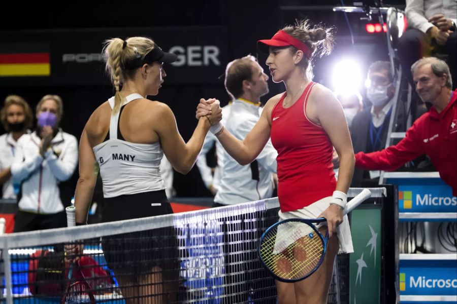 Belinda Bencic (r.) gewinnt ihr Einzel gegen Angelique Kerber (l.) in drei Sätzen.