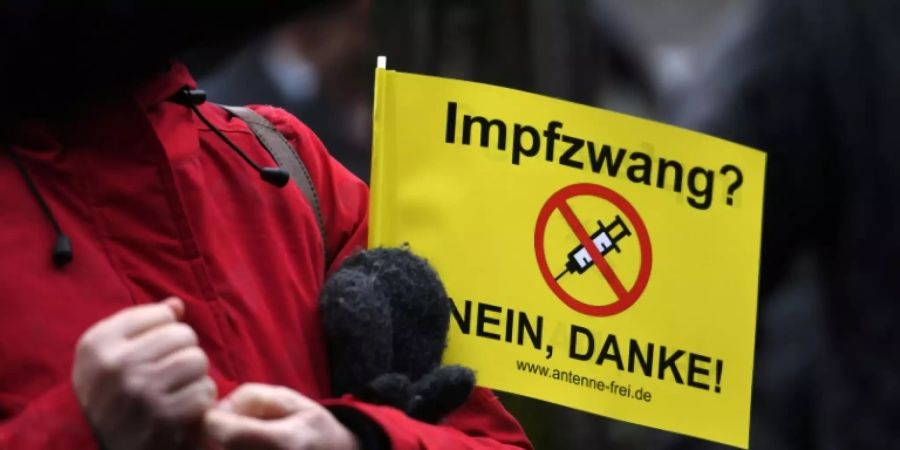 Impfgegner bei einer Demo in Düsseldorf im Dezember