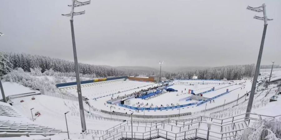 Im Vergleich zum Vorjahr mangelt es dem Biathlon-Weltcup in Oberhof 2022 an Schnee. Foto: Martin Schutt/dpa-Zentralbild/dpa