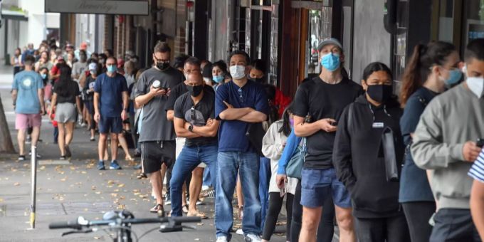 Australier stehen in Sydney für einen PCR-Test an. sydney coronavirus
