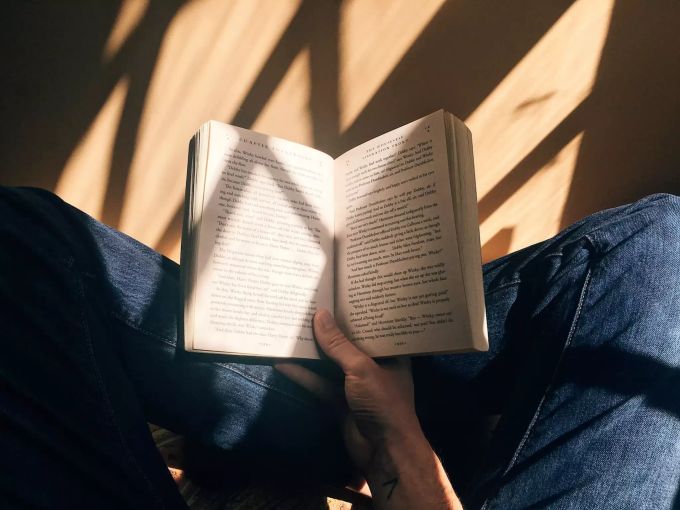 Bücher sind eine gute Abwechslung zum Handy. Buch