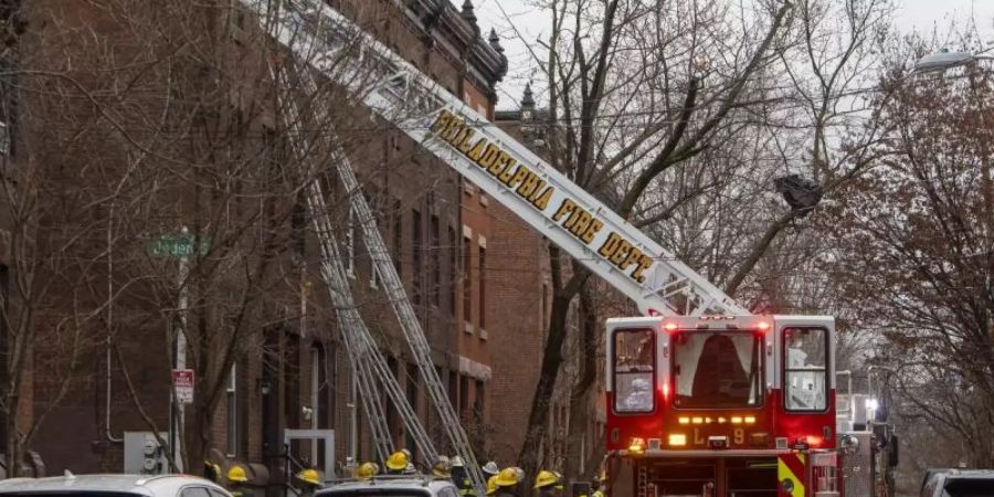 Die Feuerwehr von Philadelphia am Schauplatz des tödlichen Reihenhausbrandes. Foto: Alejandro A. Alvarez/The Philadelphia Inquirer/dpa
