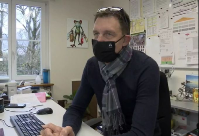 Wegen Corona hat Co-Schulleiter Harry Huwiler Schwierigkeiten, genügend Lehrer für die Schule Allenmoos zu organisieren. Corona