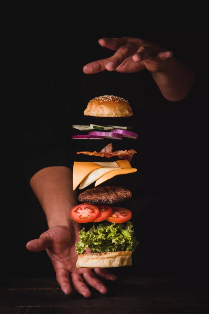 Kochen macht Spass – und Burger ent-werfen ganz besonders! Burger Einzelteile Luft zwei Hände