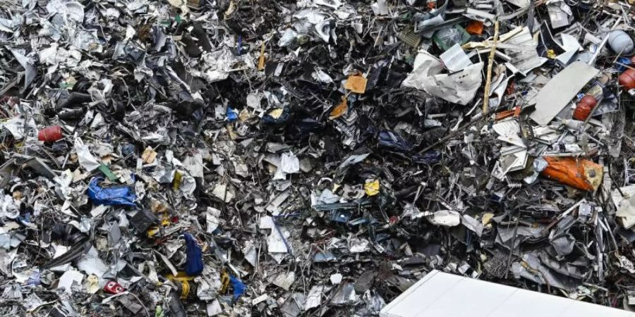 Blick auf einen Schrottplatz: Zum permanenten Konsum trägt auch bei, dass viele Produkte bewusst so entwickelt werden, dass sie schnell verbraucht und nicht reparabel sind. Foto: Uwe Anspach/dpa