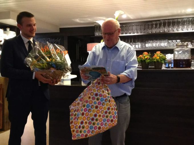 Vize-Präsident Silvio Fareri bei der Verabschiedung von Marc Mundorff, welcher über 40 Jahre als Aktuar amtete. CVP Pratteln