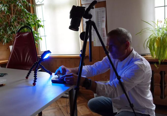 Matthias Baier bei der Produkt-Fotografie. ACN Matthias Baier Küssnacht