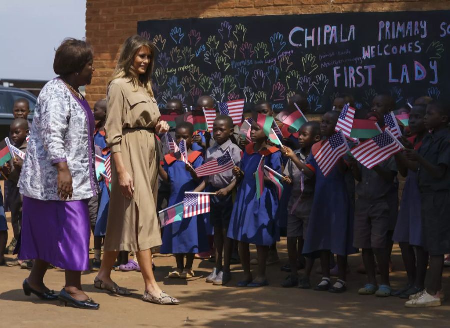 Melania wollte den armen Kids Spiegel schicken.