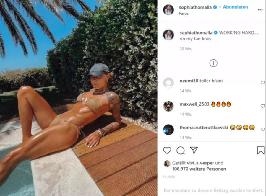 Sophia Thomalla posiert am Pool.