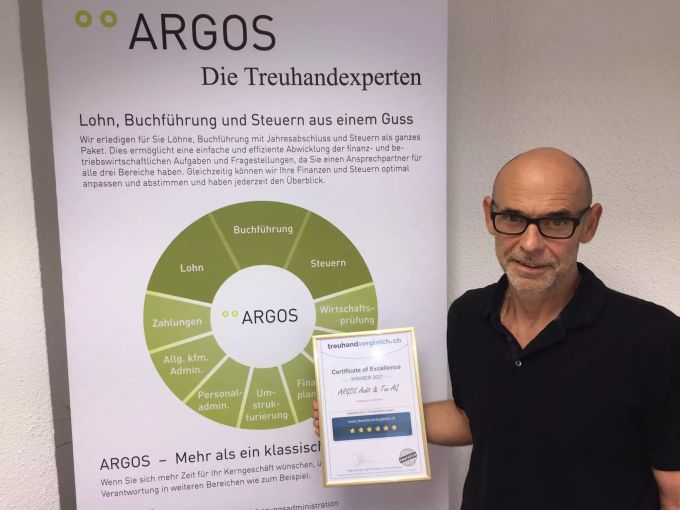David Biedert, Geschäftsführer der ARGOS Audit & Tax AG, hält in seinen Händen das Gewinnerzertifikat «Certificate of Excellence – Winner 2021» von treuhandvergleich.ch. ARGOS Audit & Tax AG Pratteln