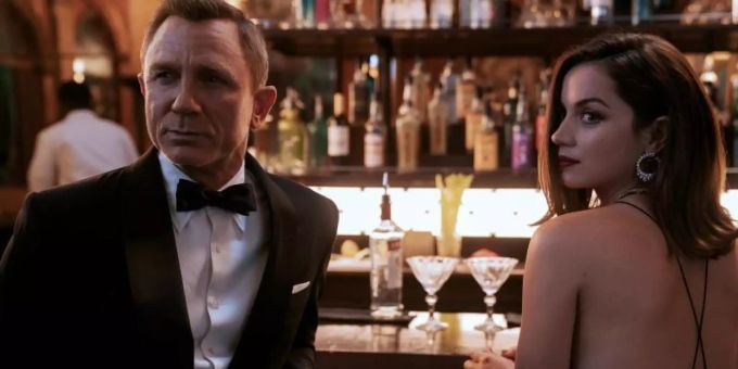 Daniel Craig als James Bond und Ana de Armas als Paloma in einer Szene des Films "James Bond 007 - Keine Zeit zu sterben". Foto: Nicola Dove/Universal Pictures/dpa Daniel Craig als James Bond und Ana de Armas als Paloma in einer Szene des Films "James Bond 007 - Keine Zeit zu sterben". Foto: Nicola Dove/Universal Pictures/dpa