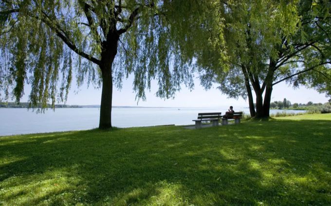 Eine Person sitzt in Kreuzlingen TG im Park. (Archivbild) Kreuzlingen Park