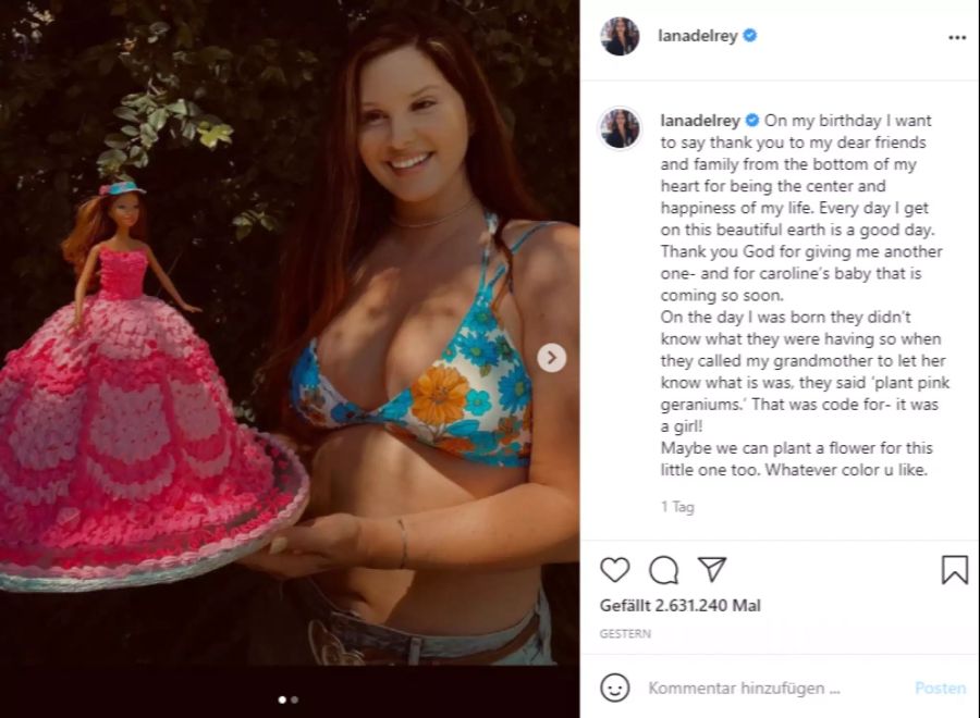 Lana Del Rey posiert im Bikini.