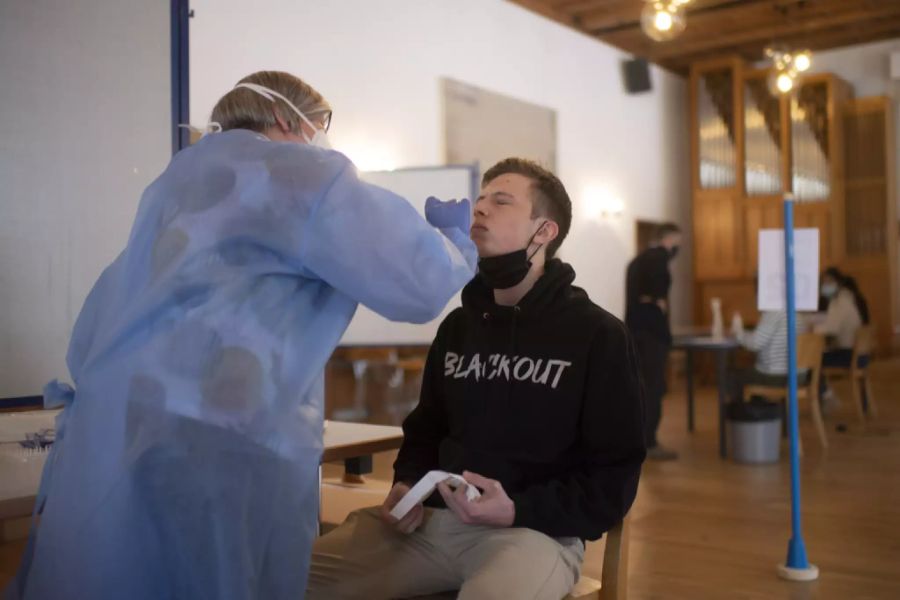 Ein Schüler unterzieht sich einem PCR-Test, an der Evangelischen Mittelschule Schiers GR.